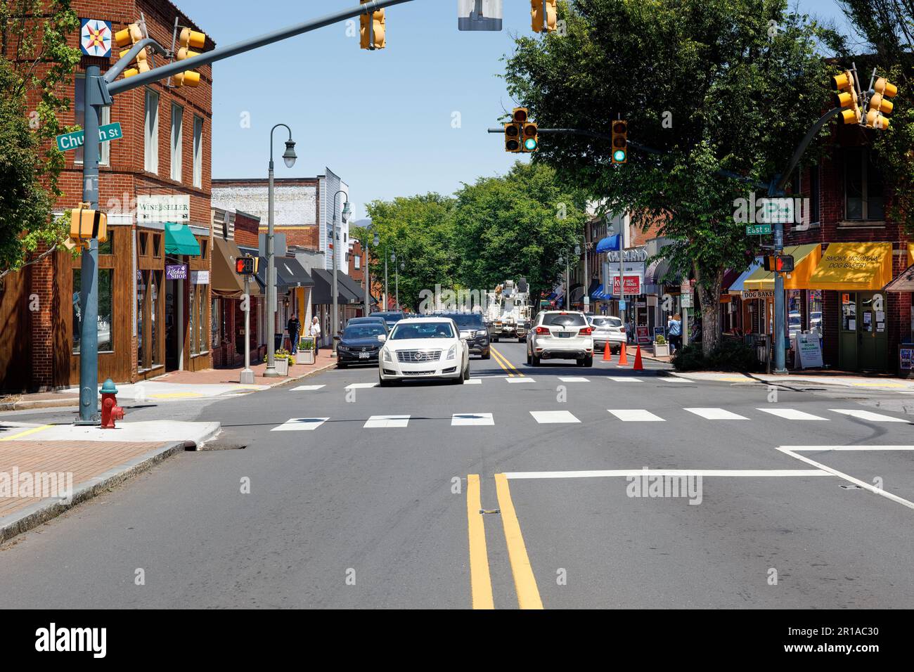 WAYNESVILLE, NC, USA-4. MAI 2023: Weitwinkelblick auf die Main Street an der Church Street-East Street. Stockfoto