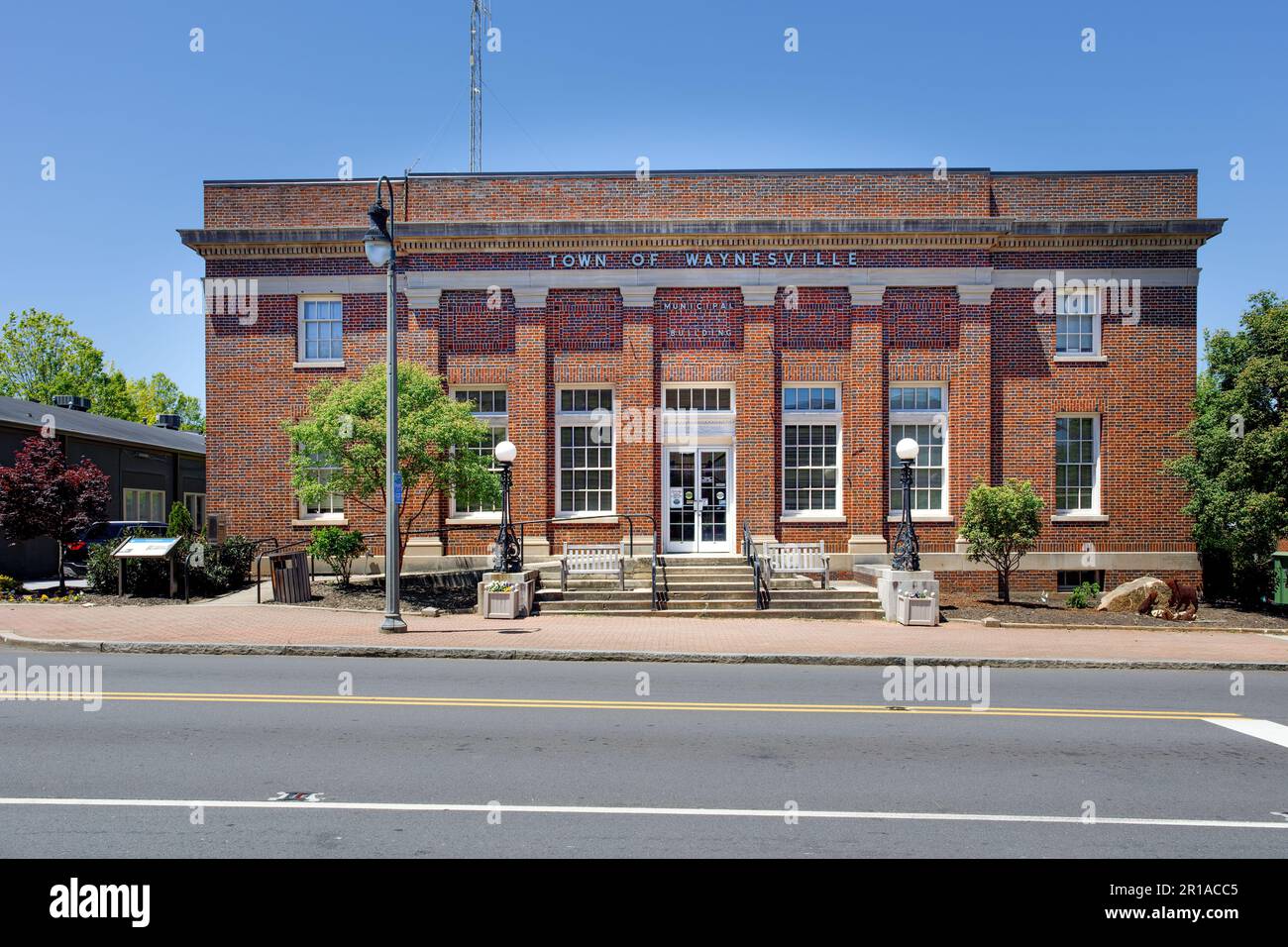 WAYNESVILLE, NC, USA-4. MAI 2023: Town Municipal Building. Stockfoto