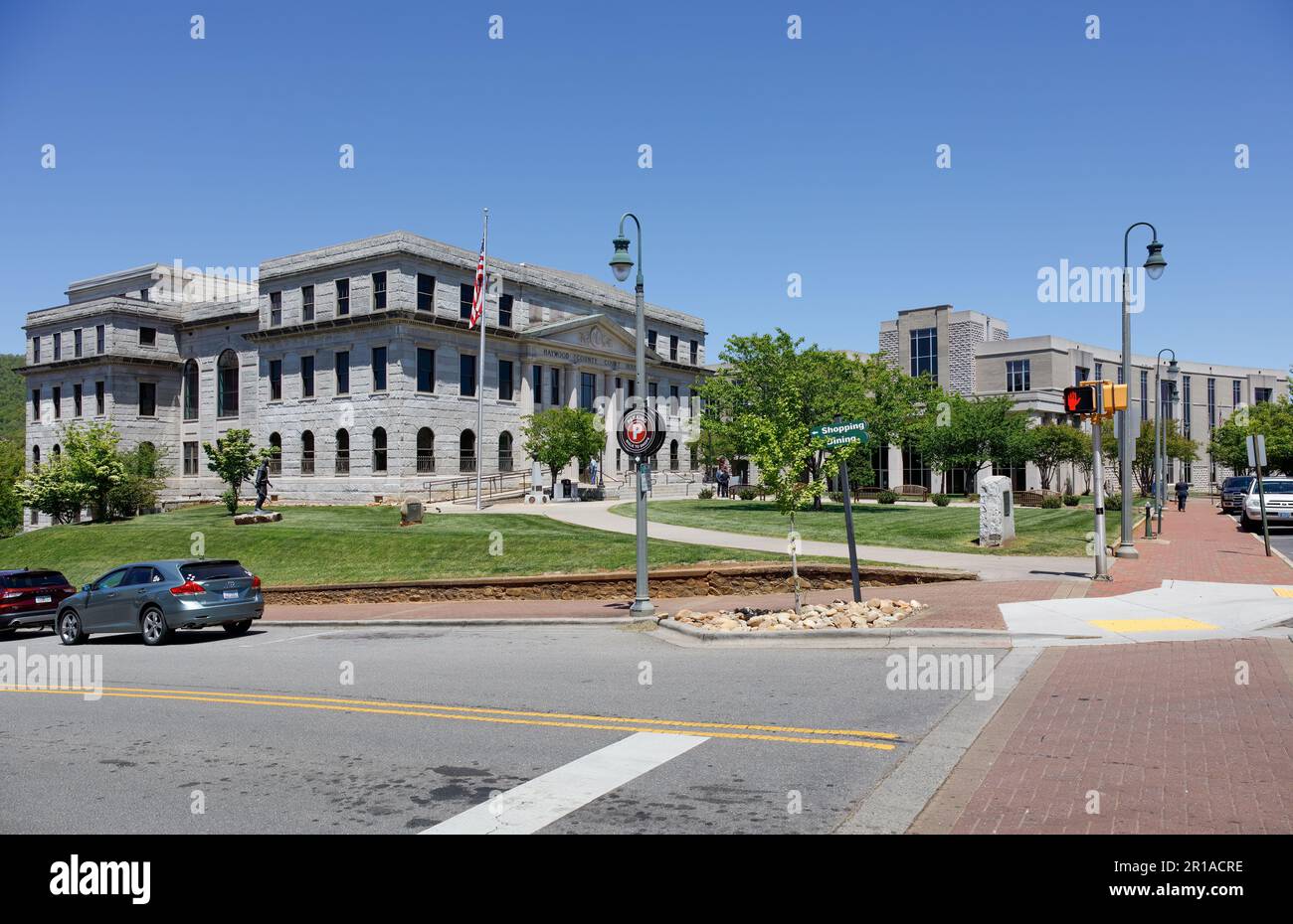 WAYNESVILLE, NC, USA-4. MAI 2023: Weitwinkelansicht des Haywood County Courthouse and Justice Center, Stockfoto