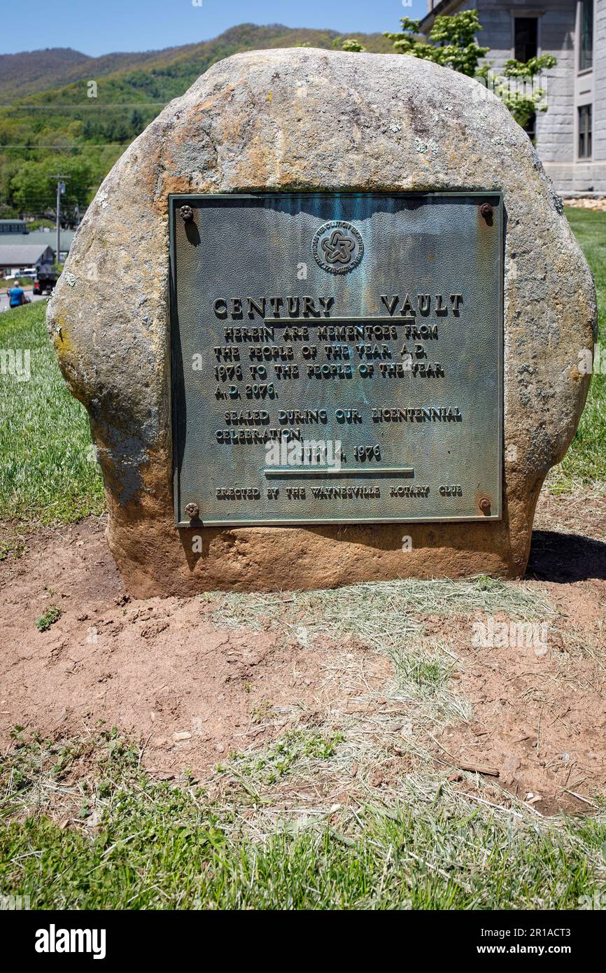 WAYNESVILLE, NC, USA-4. MAI 2023: Gewölbe aus dem 1976. Jahrhundert, auf dem Gelände des Gerichtsgebäudes. Stockfoto