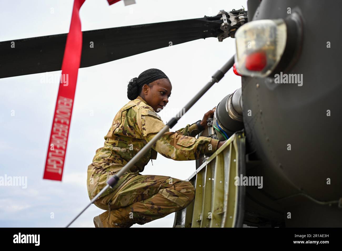 Griechenland. 9. Mai 2023. Daisy Chikwanha, eine AH-64-Helikopterwerkstatt, die dem 1. Bataillon, 3. Luftfahrtregiment, 12. Kampfluftfahrtbrigade zugeteilt ist, inspiziert einen Apache-Helikopter während der Übung Swift Response 23 am Flughafen Stefanovikeio in Griechenland, 9. Mai 2023. Kredit: USA Army/ZUMA Press Wire Service/ZUMAPRESS.com/Alamy Live News Stockfoto