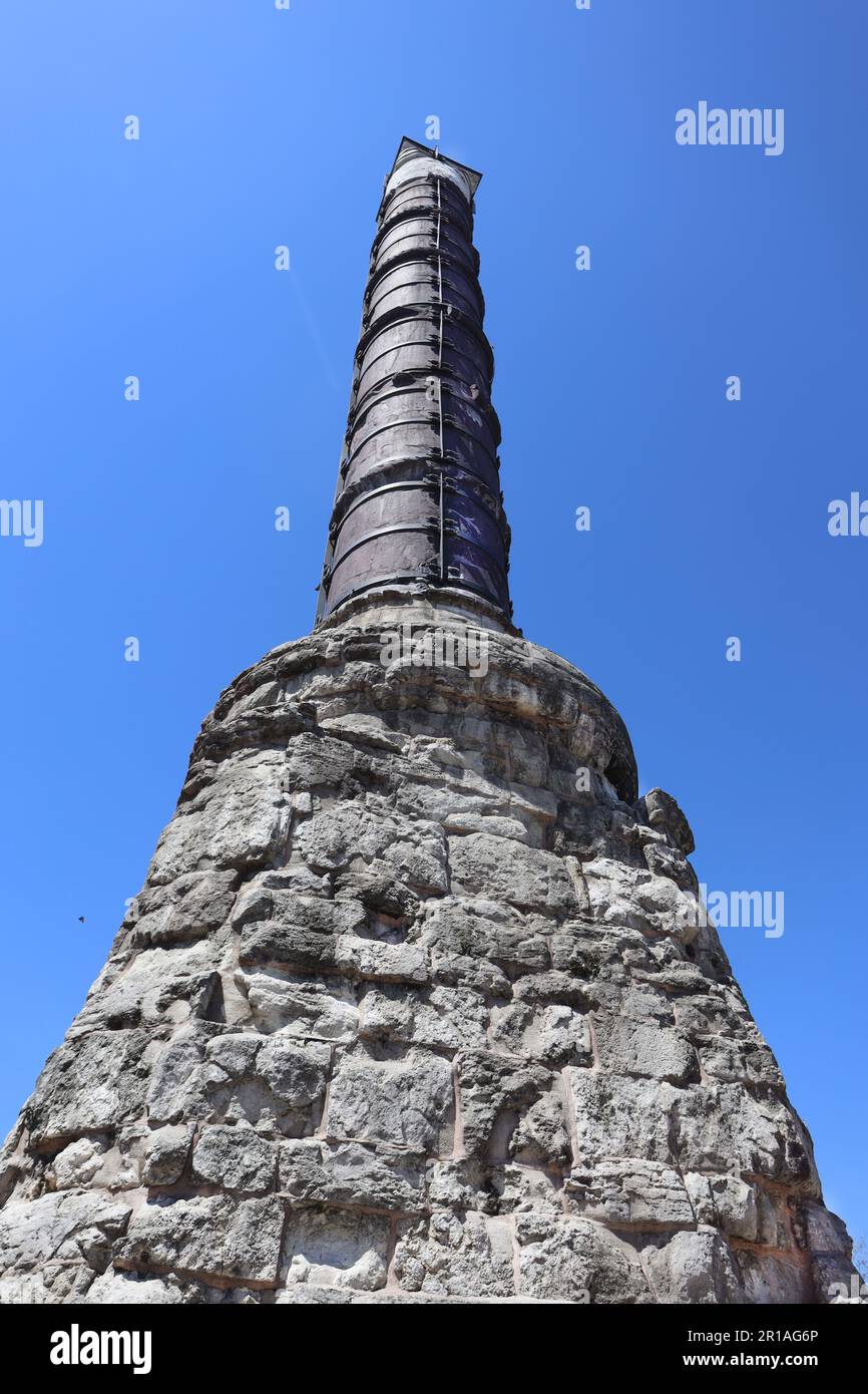 Spalte von Konstantin, niedriger Winkel, Blick unter blauem Himmel Istanbul Türkei Stockfoto