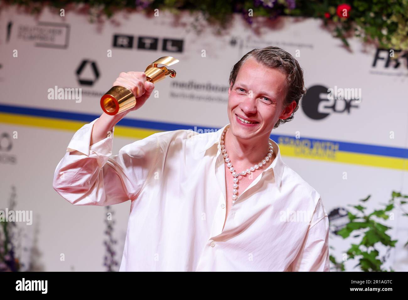 Berlin, Deutschland. 12. Mai 2023. Felix Kammerer gewinnt die Lola in der Kategorie „Best Male Leading Role“. Die „Lola“ ist Deutschlands bestausgezeichneter Kulturpreis. Kredit: Gerald Matzka/dpa/Alamy Live News Stockfoto