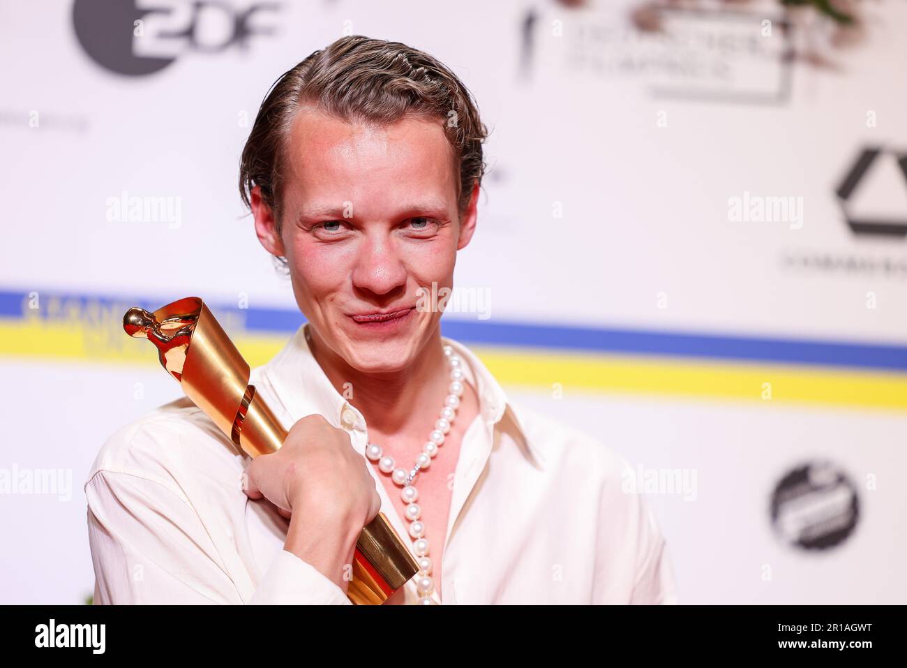 Berlin, Deutschland. 12. Mai 2023. Felix Kammerer gewinnt die Lola in der Kategorie „Best Male Leading Role“. Die „Lola“ ist Deutschlands bestausgezeichneter Kulturpreis. Kredit: Gerald Matzka/dpa/Alamy Live News Stockfoto