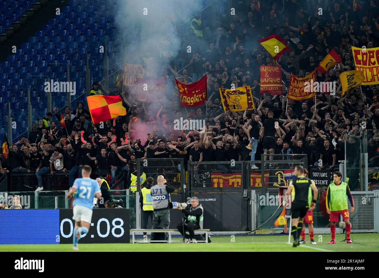 Rom, Italien. 12. Mai 2023. Fans von US Lecce während des Spiels der Serie A zwischen Latium und Lecce am 12. Mai 2023 im Stadio Olimpico, Rom, Italien. Kredit: Giuseppe Maffia/Alamy Live News Stockfoto