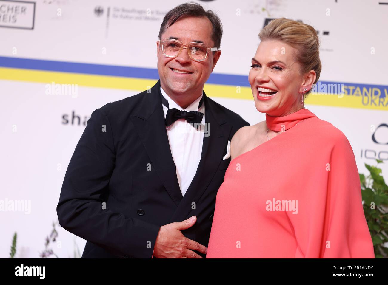 Berlin, Deutschland. 12. Mai 2023. Jan Josef Liefers und Anna Loos kommen bei der Verleihung des Deutschen Filmpreises an. Kredit: Gerald Matzka/dpa/Alamy Live News Stockfoto