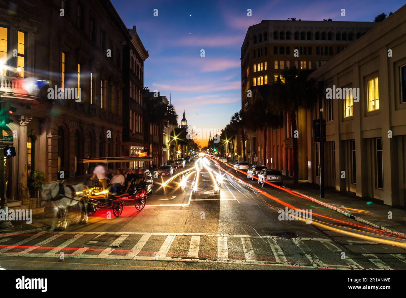 Lange Belichtung des Verkehrs in Charleston, SC, während die Fahrzeuge die Straße entlang fahren und sich mit den Farben von links und rechts von der Kamera bewegen Stockfoto