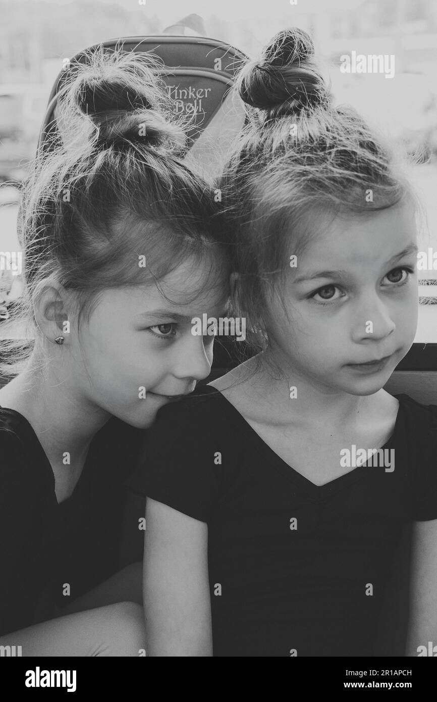 Zwillingsmädchen warten auf Tanzunterricht Stockfoto