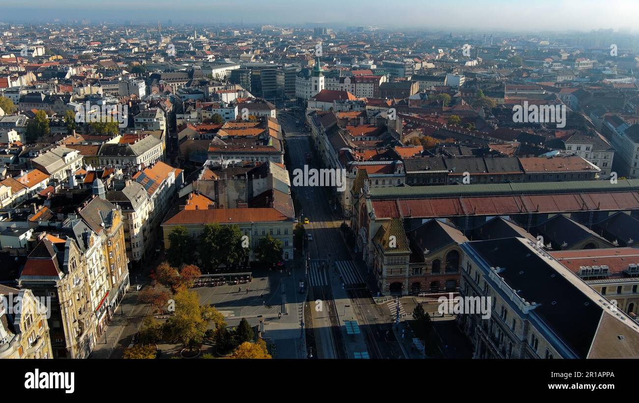 Blick auf die große Markthalle und den Fovam ter von Budapest aus der Vogelperspektive. Größter und ältester überdachter Markt in Budapest, Ungarn Stockfoto