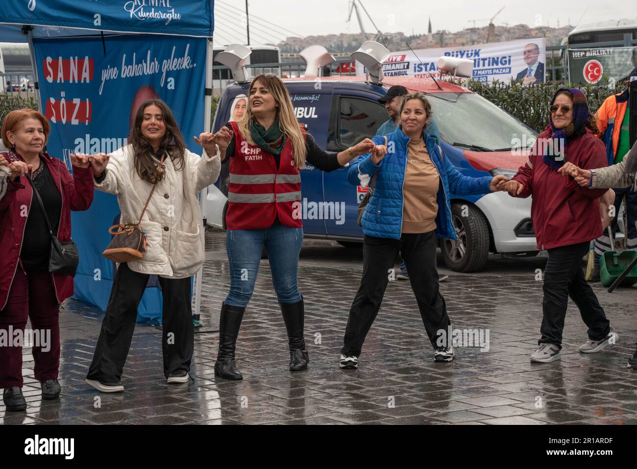 Istanbul, Türkei - 6. Mai 2023: Wahlkampf Für Die Türkischen Präsidentschaftswahlen. Kemal Kilicdaroglu-Anhänger tanzen in der Nähe eines Wahlkampfbusses Stockfoto