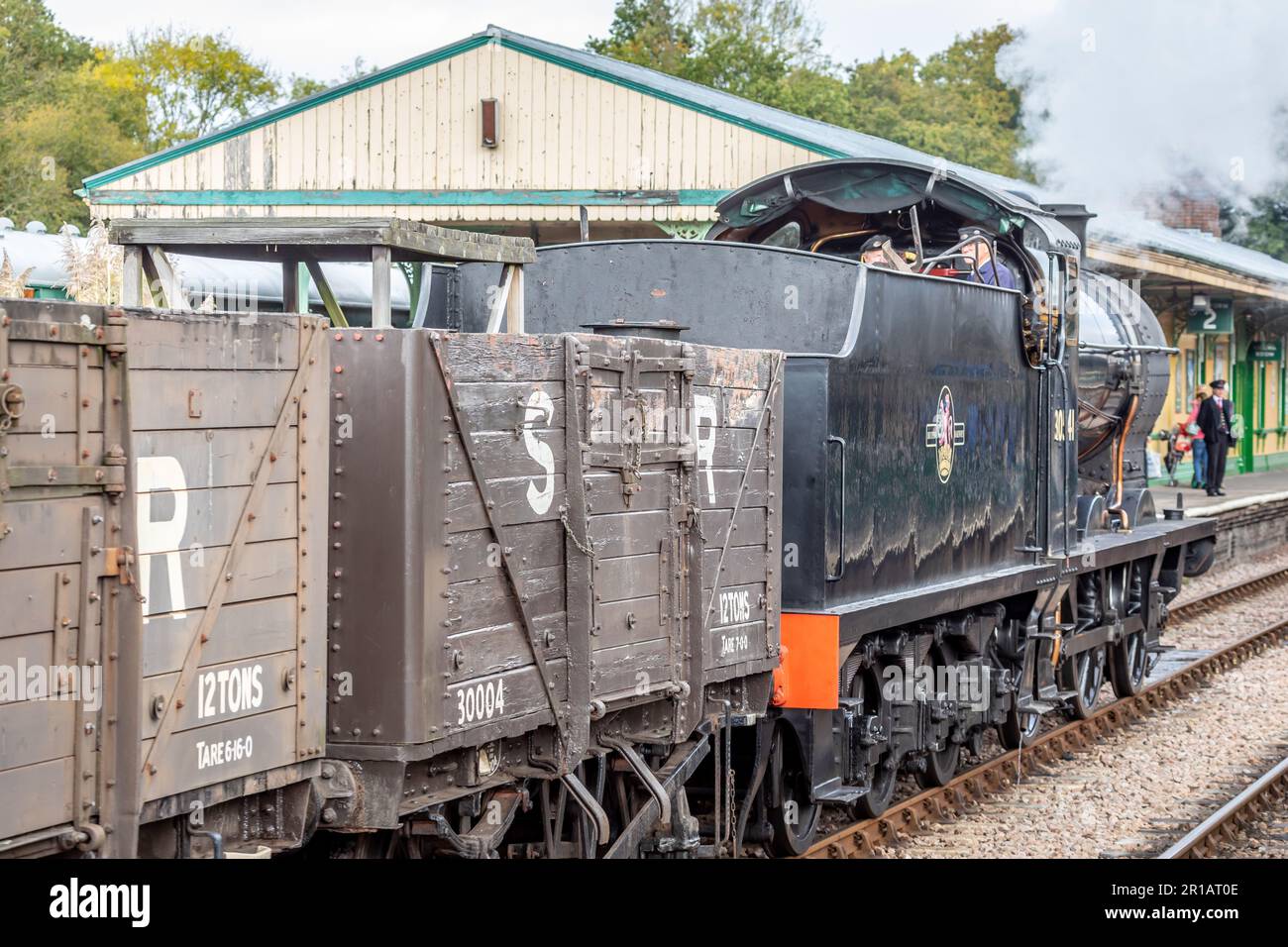 BR 'Q' Klasse 0-6-0 Nr. 30541 führt durch Horsted Keynes mit der Bluebell Railway Stockfoto