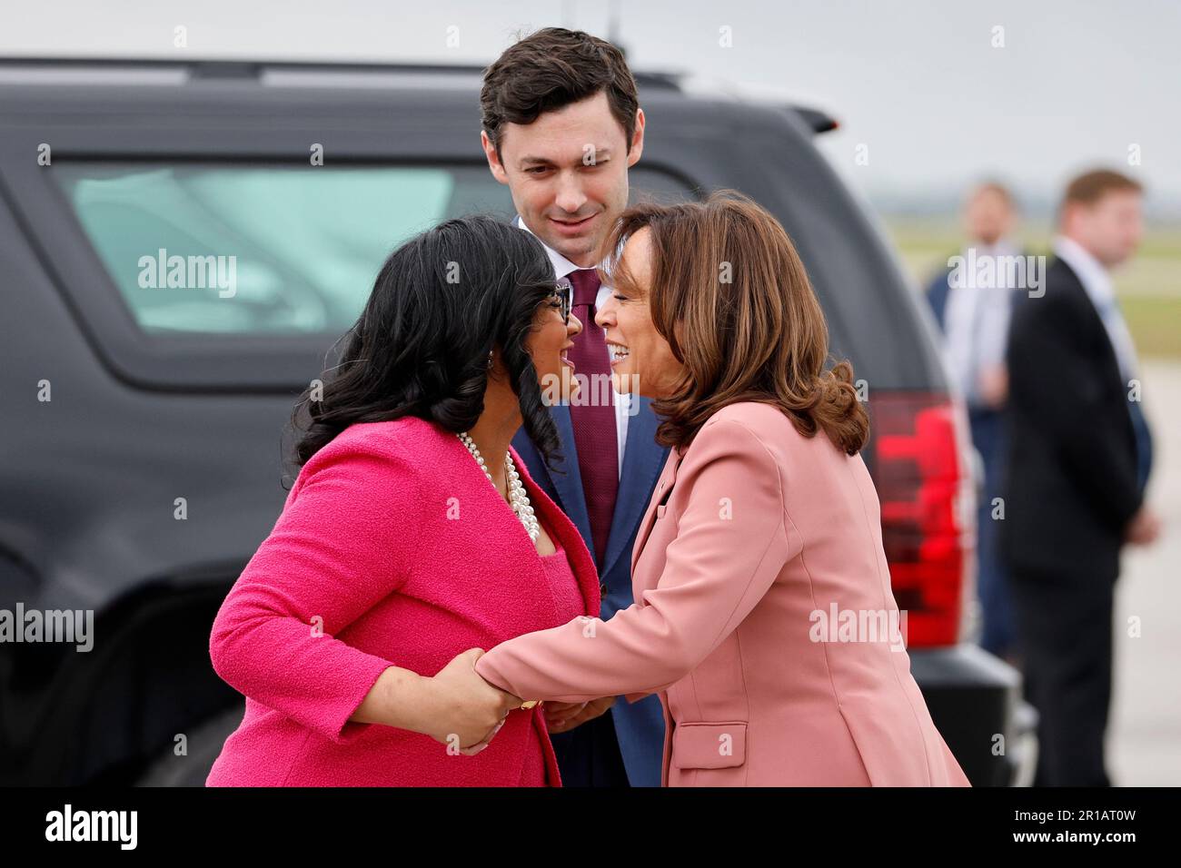 US-Vizepräsidentin Kamala Harris, rechts, reagiert mit US-Senator Jon Ossoff (Demokrat von Georgia), Center, und der US-Vertreterin Nikema Williams (Demokrat von Georgia), links, auf ihre Ankunft am Hartsfield-Jackson Atlanta International Airport in Atlanta, Georgia, USA, am 12. Mai 2023. Harris spricht auf einer Finanzveranstaltung des Demokratischen Nationalkomitees und der Demokratischen Partei Georgiens im Frühjahr der Soiree. Kredit: Erik S. Lesser/Pool via CNP/MediaPunch Stockfoto