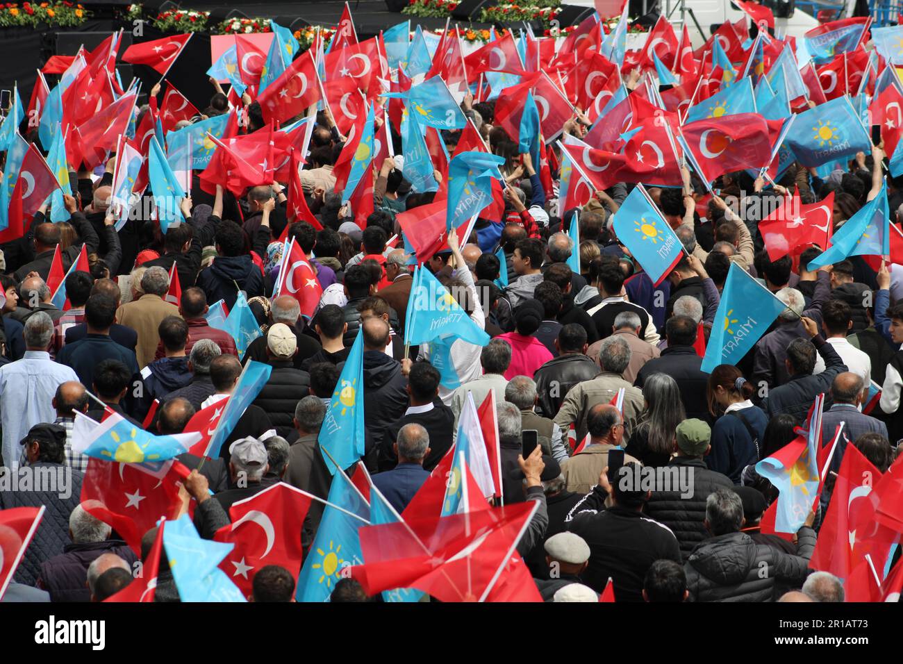 Wahlen in der Türkei 2023. Parteikundgebungen. Politik und Politik. Die Wähler schwenken die türkische Flagge. Iyı-Party. Stockfoto