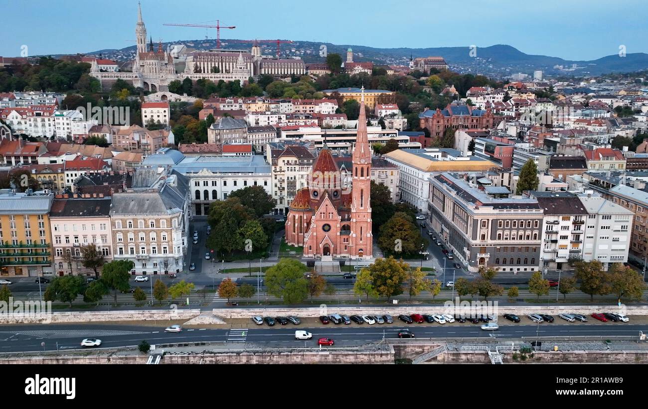 Die Szilagyi Dezso Platz Reformed Church ist eine protestantische Kirche in Budapest, Ungarn, aus der Vogelperspektive auf die Skyline von Budapest Stockfoto