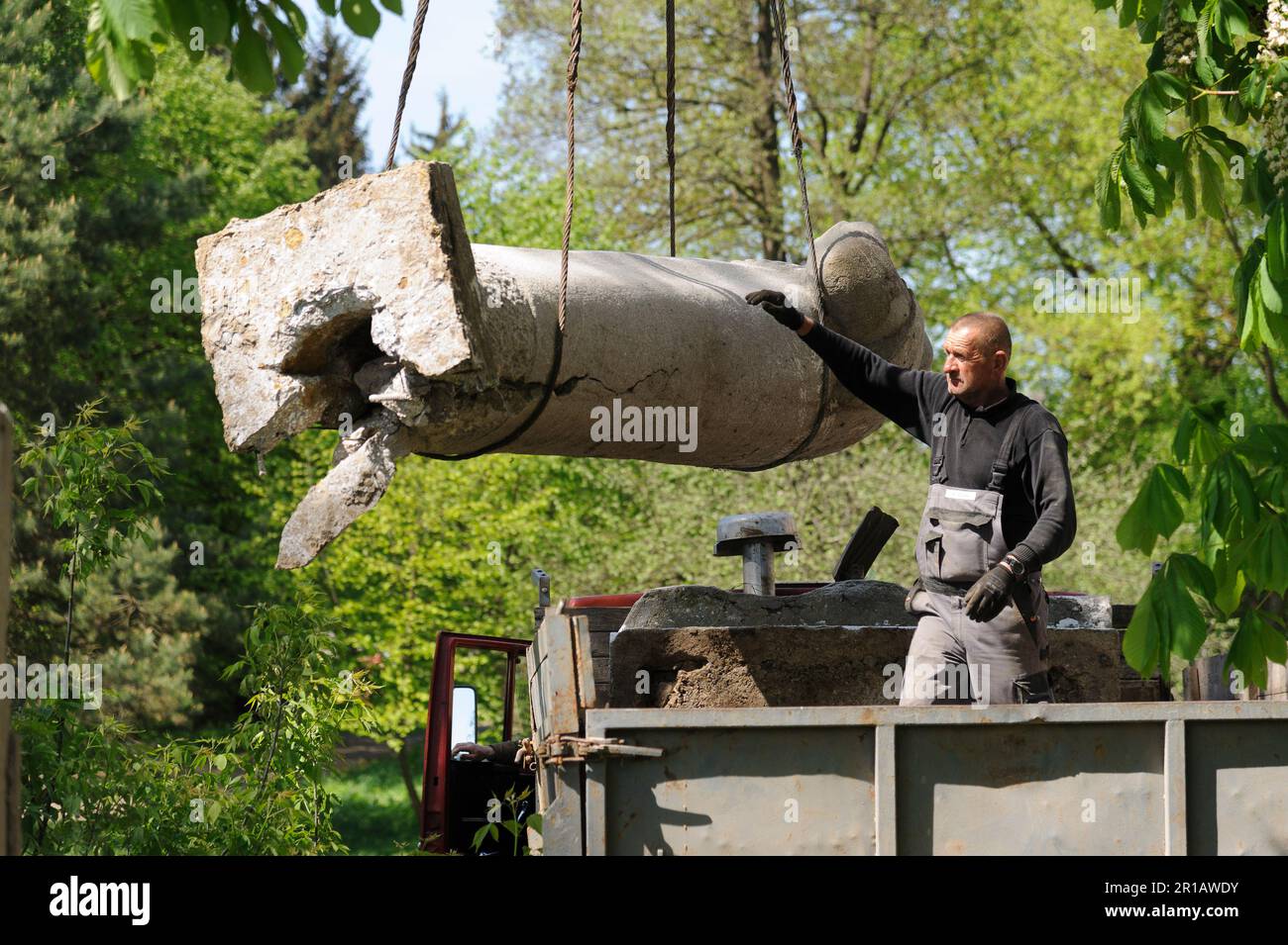 Dorf Pnikut, Ukraine. 12. Mai 2023. Ein Arbeiter zerlegt das sowjetische Denkmal einer trauernden Mutter und ein Sowjetsoldat starb im Zweiten Weltkrieg an gefallenen Sowjetsoldaten Die Ukraine unternimmt Anstrengungen, um die Spuren des sowjetischen und russischen Einflusses aus dem öffentlichen Raum zu löschen, Denkmäler zu zerstören und Hunderte von Straßen zu Ehren von Künstlern, Dichtern und Militärführern aus der sowjetzeit umzubenennen. (Foto: Mykola Tys/SOPA Images/Sipa USA) Guthaben: SIPA USA/Alamy Live News Stockfoto