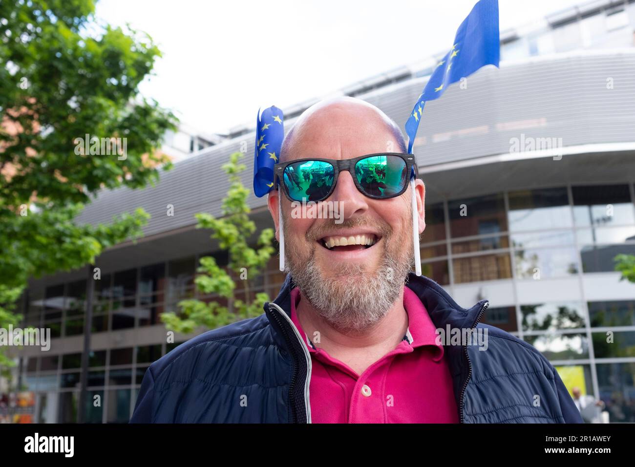 Liverpool - 12. Mai 2023 - Fächern Sie vor der Liverpool Arena im Schatten mit EU-Flaggen im Haar, um sich das Finale der Eurovision Son 2023 vorzustellen Stockfoto