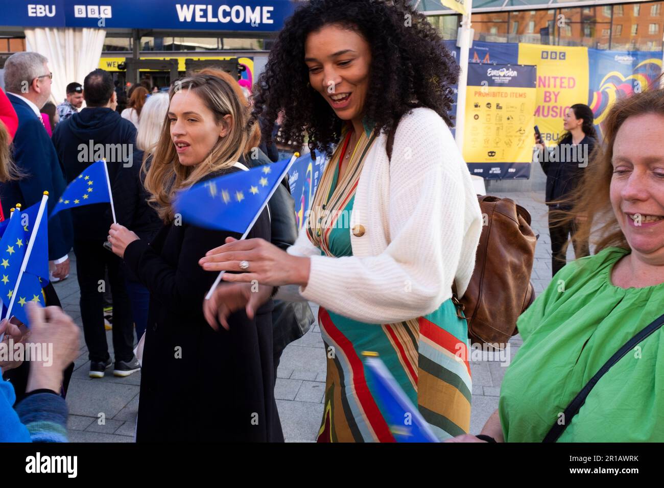 Liverpool - 12. Mai 2023 - Activisit vertreibt EU-Flaggen außerhalb der Liverpool Arena für die Vorschau auf das Finale des Eurovision Song Contest 2023. Stockfoto