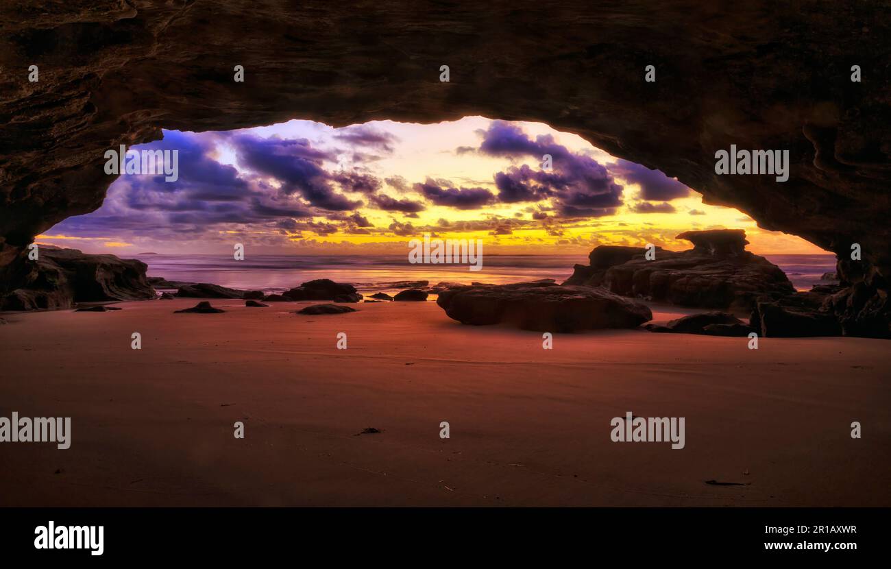 Von der Meereshöhle am Caves Beach der Pazifikküste Australiens bei Sonnenaufgang - malerische Meereslandschaft. Stockfoto