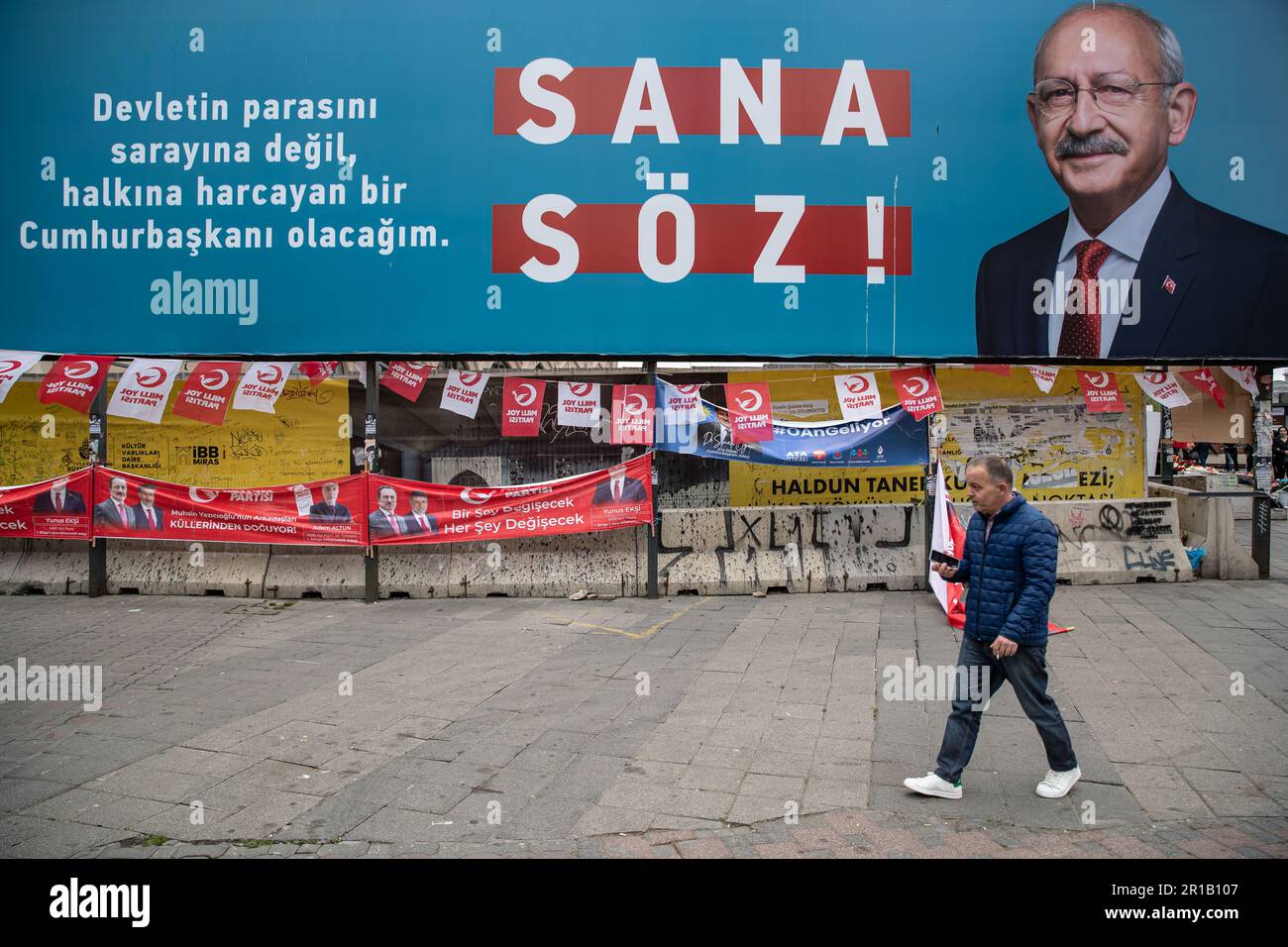 Istanbul, Türkei. 12. Mai 2023. Ein Mann geht während der Wahlkampagnen am Poster des Präsidentschaftskandidaten, Oppositionsführers, Vorsitzenden der Republikanischen Volkspartei (CHP) Kemal Kilicdaroglu vorbei. (Foto: Onur Dogman/SOPA Images/Sipa USA) Guthaben: SIPA USA/Alamy Live News Stockfoto