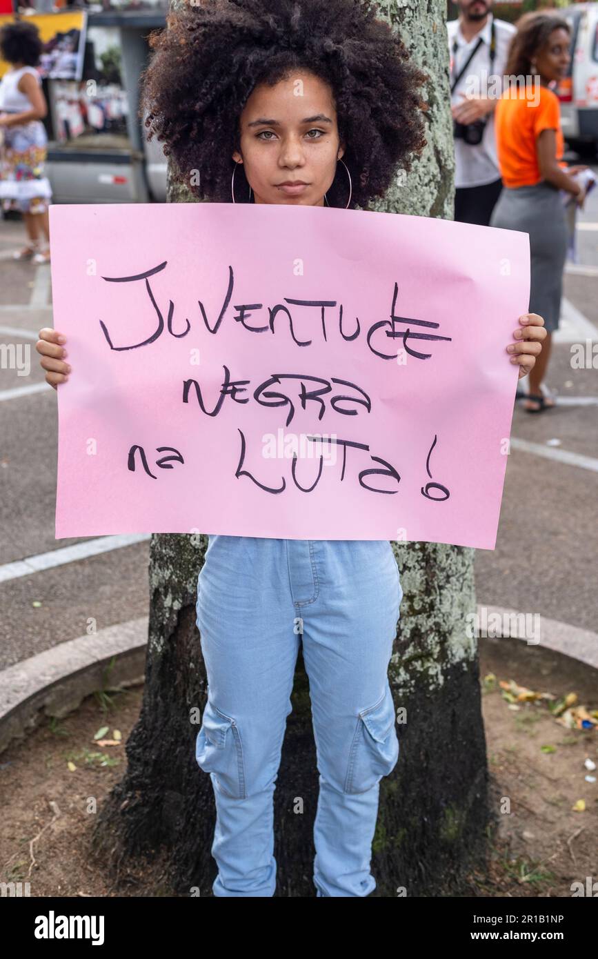 Salvador, Bahia, Brasilien - 29. Oktober 2022: Junge Menschen werden mit Protestschildern am Marcha do Empoderamento Crespo in der Stadt Salvador, B, gesehen Stockfoto