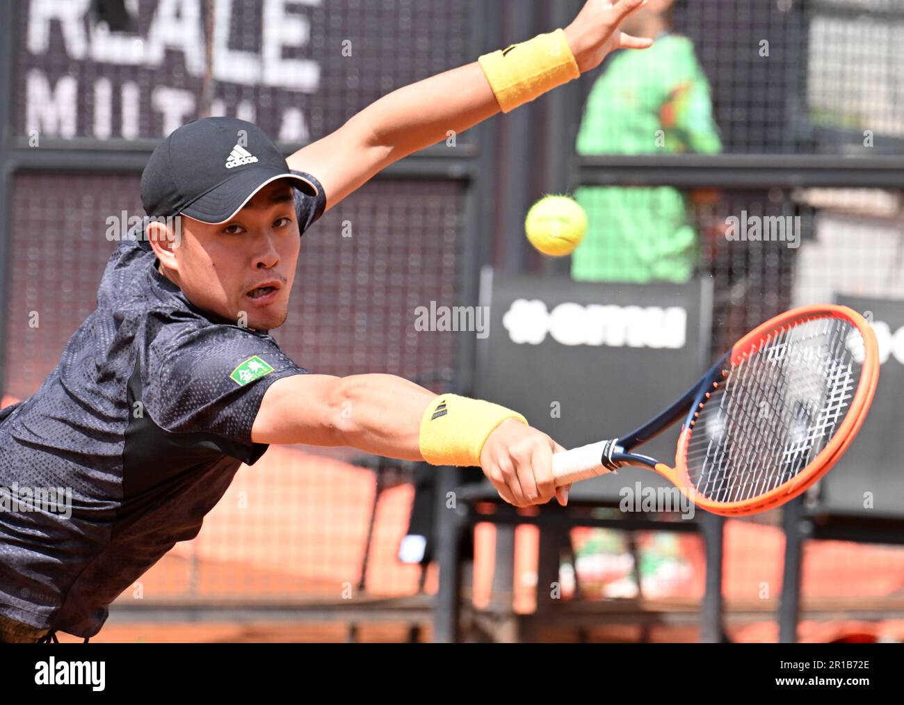 Rom, Italien. 12. Mai 2023. Wu Yibing aus China kehrt während des Spiels von Wu Yibing aus China und Francisco Cerundolo aus Argentinien in der Runde 64 beim Tennisturnier der Men's ATP Rome Open in Rom, Italien, am 12. Mai 2023 zurück. Kredit: Alberto Lingria/Xinhua/Alamy Live News Stockfoto