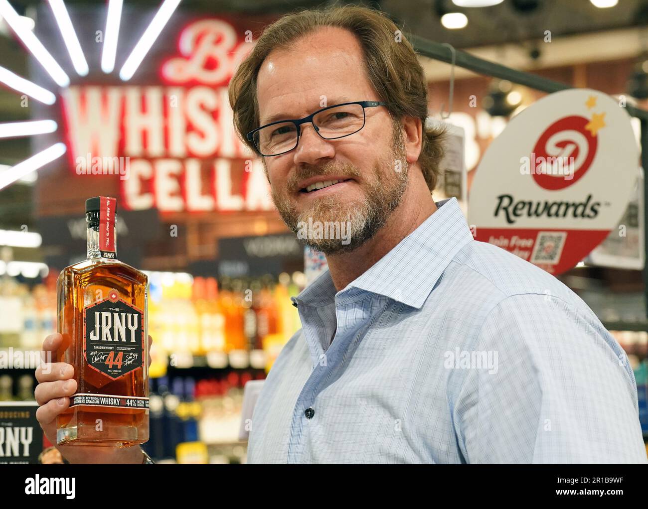 Crestwood, Usa. 12. Mai 2023. Chris Pronger, Mitglied der National Hockey League Hall of Fame, präsentiert eine neue Flasche seines Whiskys JRNY 44 bei einer Kundenbegrüßung in Crestwood, Missouri, am Freitag, den 12. Mai 2023. Pronger hat dieses Projekt mit seinem Bruder Sean, einem Hockey-Reiseveranstalter, der für sieben NHL-Teams spielte, durchgeführt. Er veröffentlichte ein Buch mit dem Titel "Journeyman", das seine Hockeykarriere dokumentiert. Foto: Bill Greenblatt/UPI Credit: UPI/Alamy Live News Stockfoto