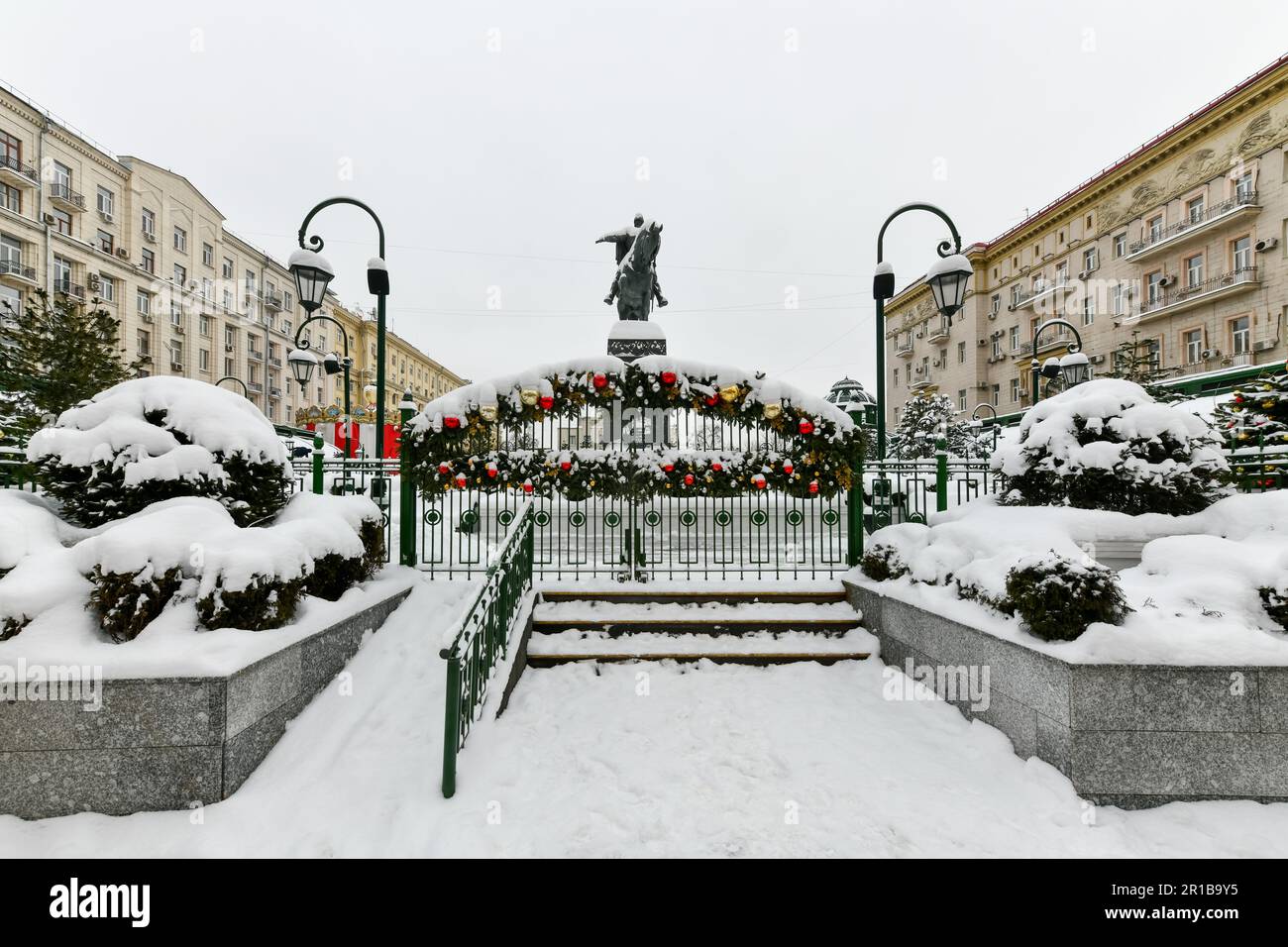 Moskau, Russland - 23. Januar 2022: Statue von Juriy Dolgorukiy auf der Tverskaya Straße in Moskau, Russland im Winter. Stockfoto