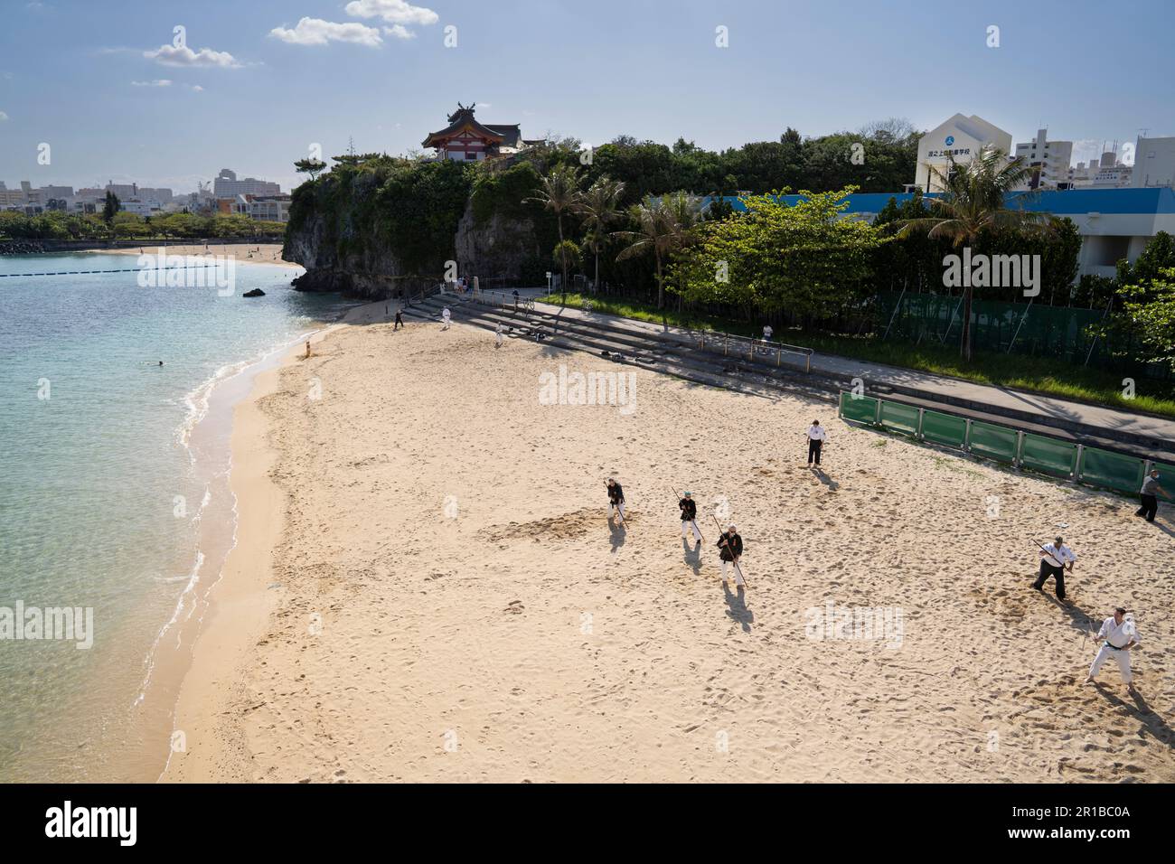 Karate-/Kobudo-Studenten trainieren am Naminoue Beach in Naha City, Okinawa, Japan. Stockfoto