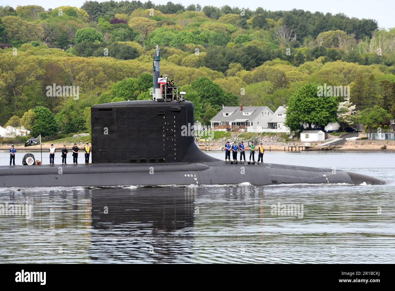 230512-N-GR655-0023 GROTON, STECKVERBINDER (12. Mai 2023) – die USS California (SSN 781) durchquert die Themse – vom historischen Schiff Nautilus aus gesehen – während einer Zeremonie zum Befehlswechsel für das Navy's Undersea Warfighting Development Center (UWDC) im Submarine Force Museum in Groton, Connecticut, 12. Mai 2023. Captain Andrew Miller hat bei der Zeremonie den hinteren ADM Martin Muckian abgelöst. UWDC ist führend in der Unterwasserwelt der Marine; entwickelt Doktrin, Einsatzkonzepte, Taktiken, Techniken, Und Verfahren für Unterwasserkrieg; bewertet die Leistung der Unterwasserkriegsführung und die Bereitschaft zur Kriegsführung Stockfoto