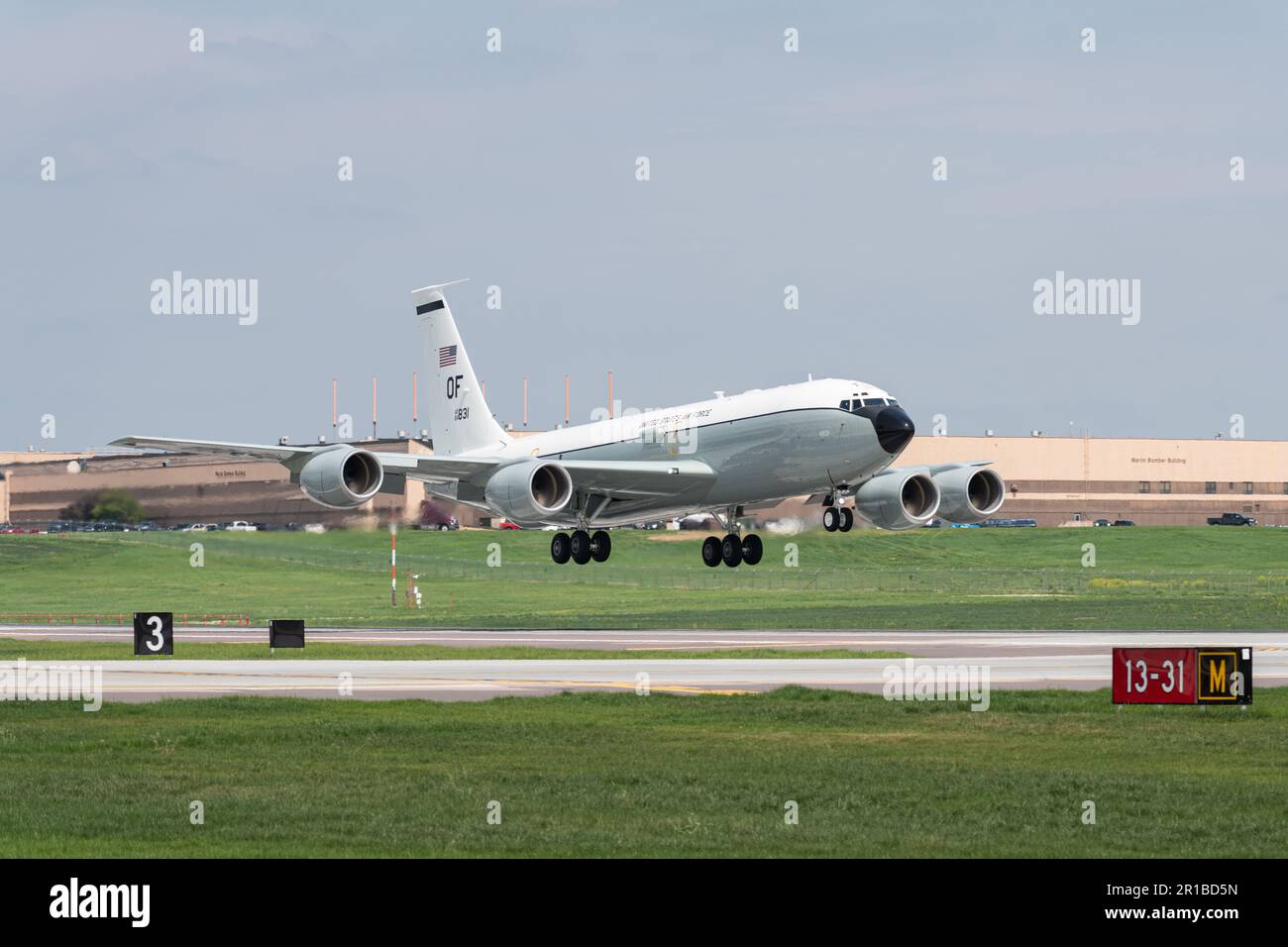 WC-135R Constant Phoenix tail number 64-14831 trifft am 11. Mai 2023 auf der Offutt Air Force Base in Nebraska ein. Der erste WC-135R, Hecknummer 64-14836, wurde im Juli ausgeliefert. Dies ist also der zweite von drei Flügeln, die der 55. Flügel erhält, da die Air Force KC-135R Stratotankers modifiziert, um die jetzt stillgelegte WC-135C/W-Flotte zu ersetzen (Air Force Foto von Nicholas Harnack). Stockfoto