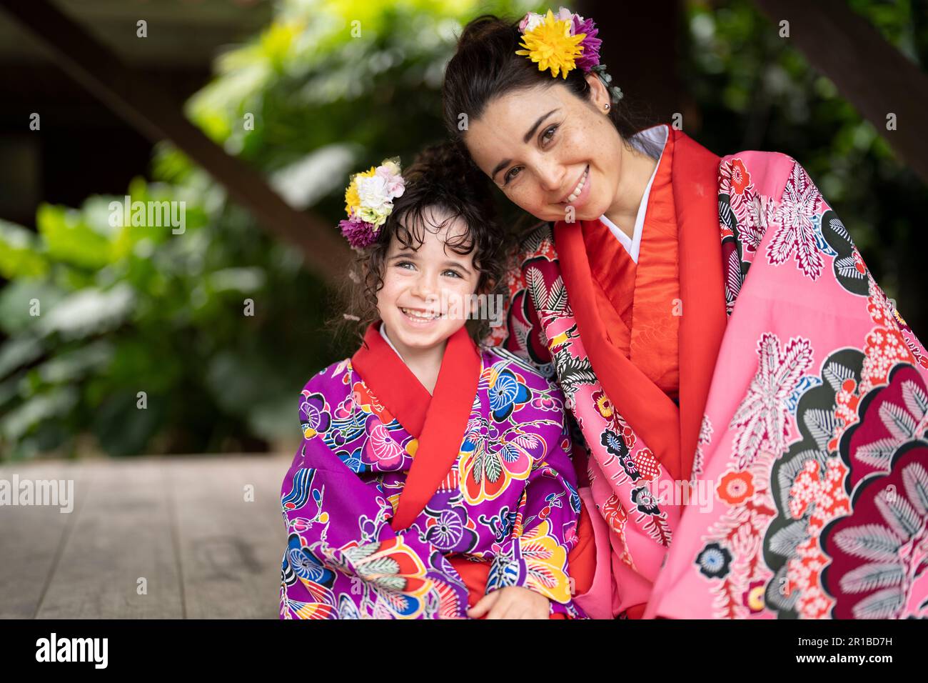 Mutter und Tochter Okinawas tragen traditionelle Kleidung aus Ryukyu/Okinawa Japan Stockfoto