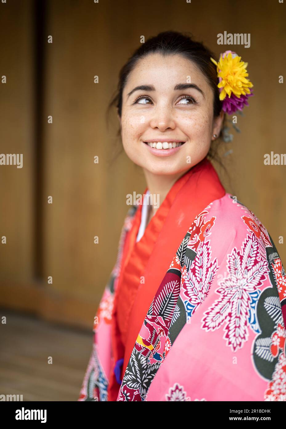 Wunderschöne Frau in traditioneller Okinawa Ryusou/Ryuso-Kleidung der Ryukyu-Inseln/Okinawa Japan Stockfoto