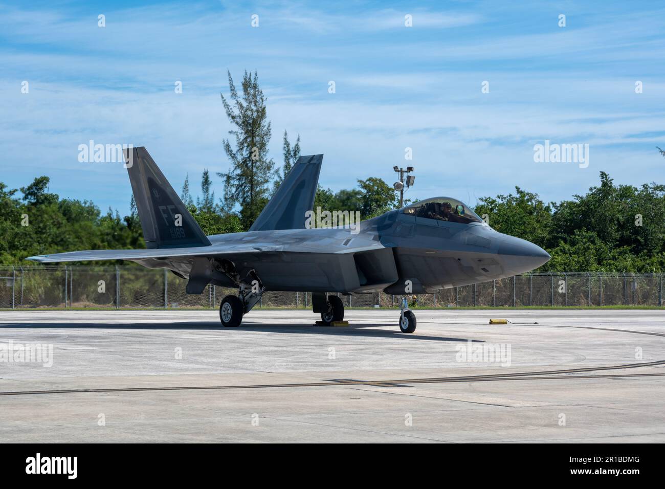 Ein F-22 Raptor, der dem 192. Flügel der Virginia Air National Guard zugeteilt wurde, bereitet sich auf den Abflug vom 156. Flügel-Flugplatz während der Operation Hoodoo Sea auf dem Luftwaffenstützpunkt Muñiz, Carolina, Puerto Rico, am 5. Mai 2023 vor. Operation Hoodoo Sea war eine Übung mit mehreren Einheiten, bei der die Teilnehmereinheiten ein agiles Kampftraining in der südöstlichen Küste der USA durchführten, um agile Kommunikationsinnovationen, tragbare Ausrüstungen für die Luft- und Raumfahrt, Flugzeughallen und Überlebensausrüstung zu testen. (USA Air National Guard Foto von Airman 1. Class Nilsa Mendez) Stockfoto