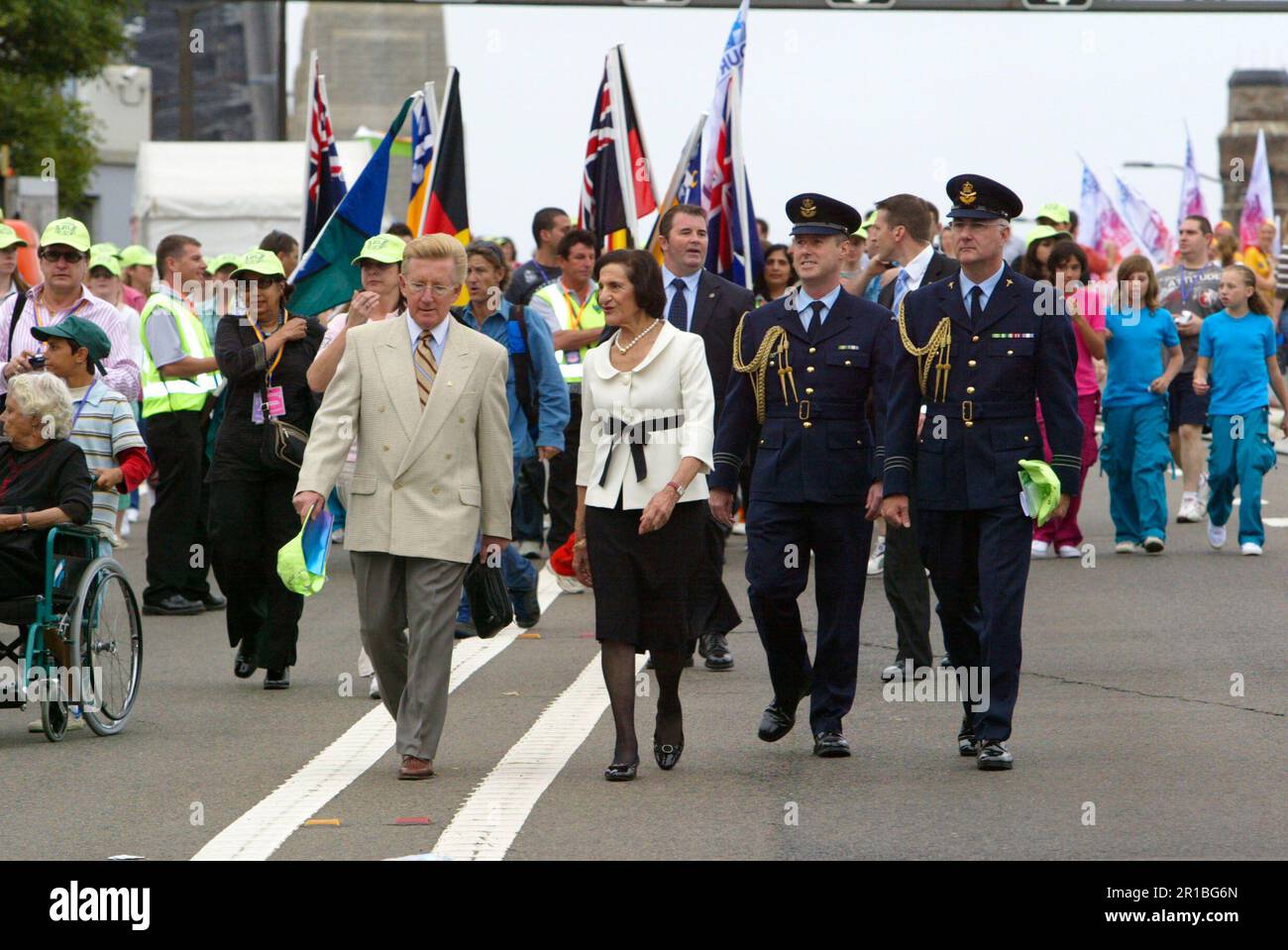 Marie Bashir, Gouverneur von NSW, nimmt an den Feierlichkeiten zum 75. Jahrestag der Sydney Harbour Bridge Teil, zusammen mit den 200.000 Sydney-Sidern, die ebenfalls an einem Spaziergang über die Brücke teilnahmen, um diesen Jahrestag zu feiern. Sydney, Australien. 18.03.2007. Stockfoto