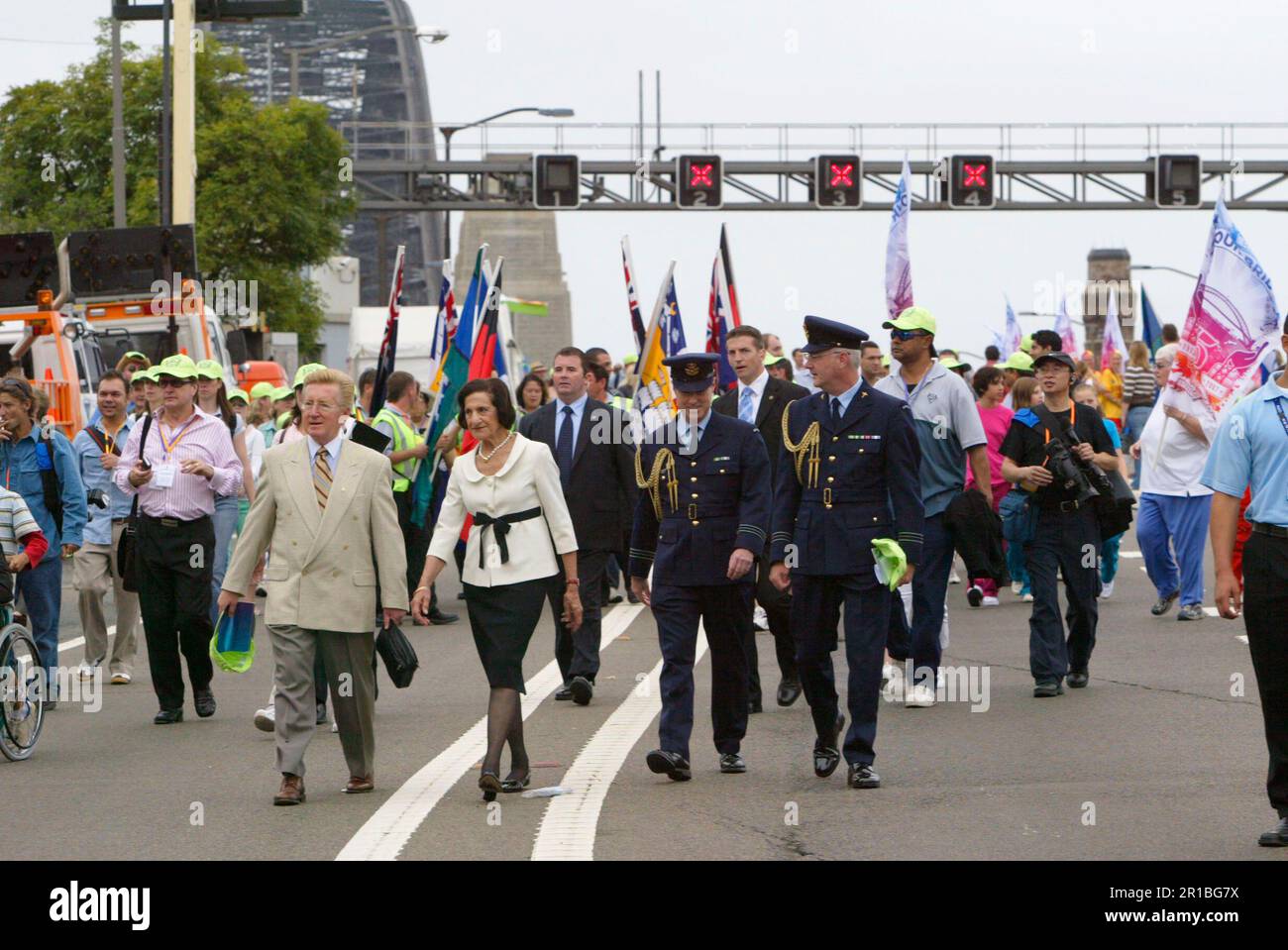 Marie Bashir, Gouverneur von NSW, nimmt an den Feierlichkeiten zum 75. Jahrestag der Sydney Harbour Bridge Teil, zusammen mit den 200.000 Sydney-Sidern, die ebenfalls an einem Spaziergang über die Brücke zu ihrem Jahrestag teilnahmen. Sydney, Australien. 18.03.2007. Stockfoto