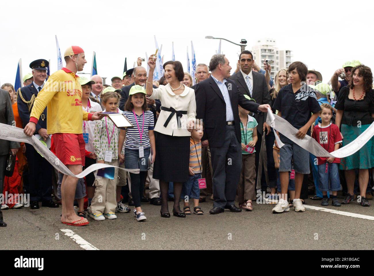 Gouverneur von NSW, Professor Marie Bashir (mit Unterstützung des Premierministers von NSW, Morris Iemma), führt die Zeremonie zum Schleifenschnitt anlässlich des 75. Jahrestags der Sydney Harbour Bridge am nördlichen Ende der Brücke durch. Sydney, Australien. 18.03.2007. Stockfoto