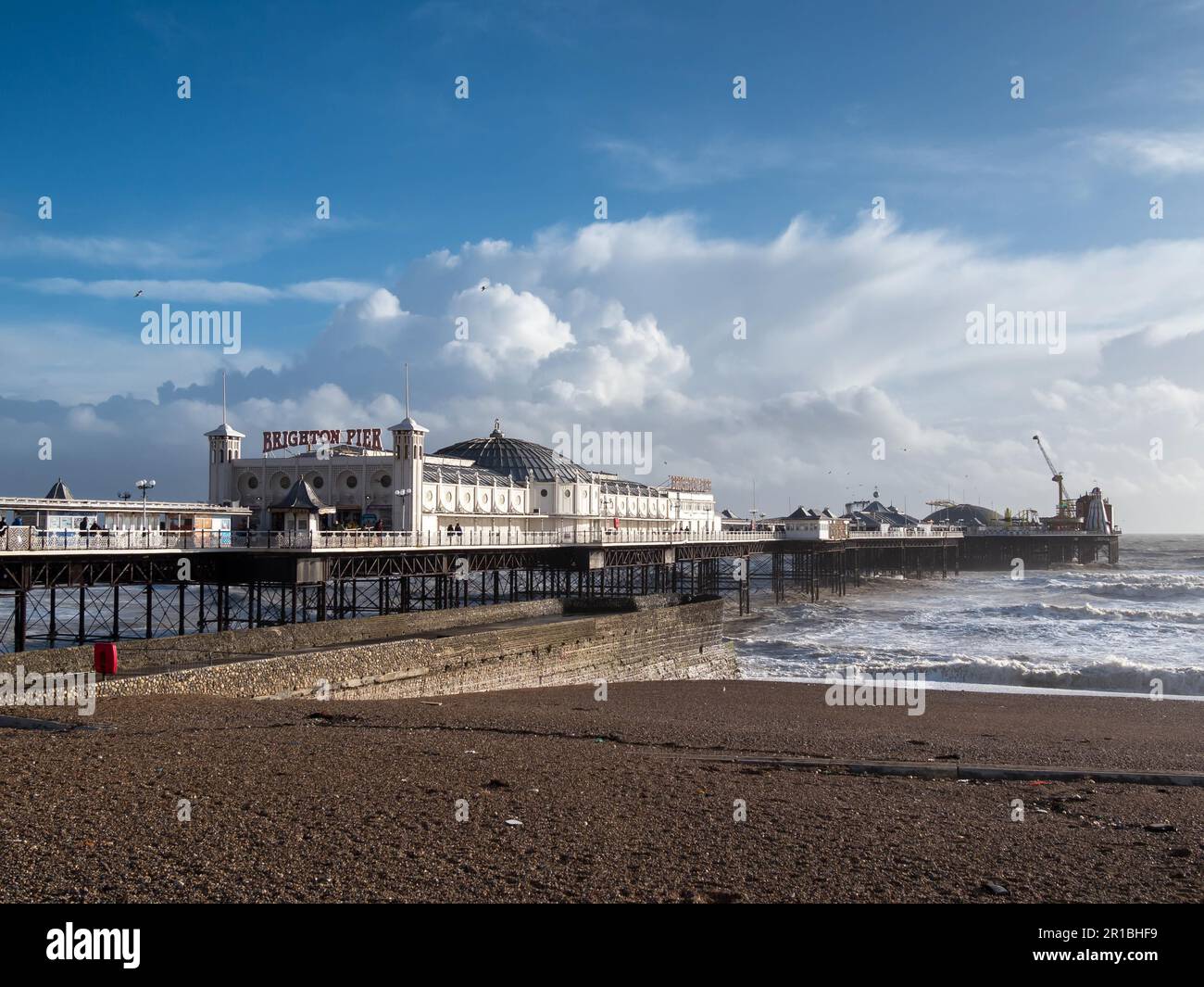 BRIGHTON, Sussex/UK - 15. Februar: Brighton nach dem Sturm in Sussex am 15. Februar 2014. Nicht identifizierte Personen Stockfoto