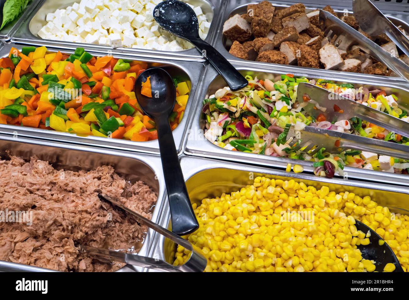 Bunte Salate am Buffet Stockfoto