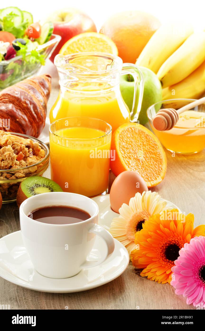 Frühstück mit Kaffee, Saft, Croissants, Salat, Müsli und Ei. Schwedisches buffet Stockfoto