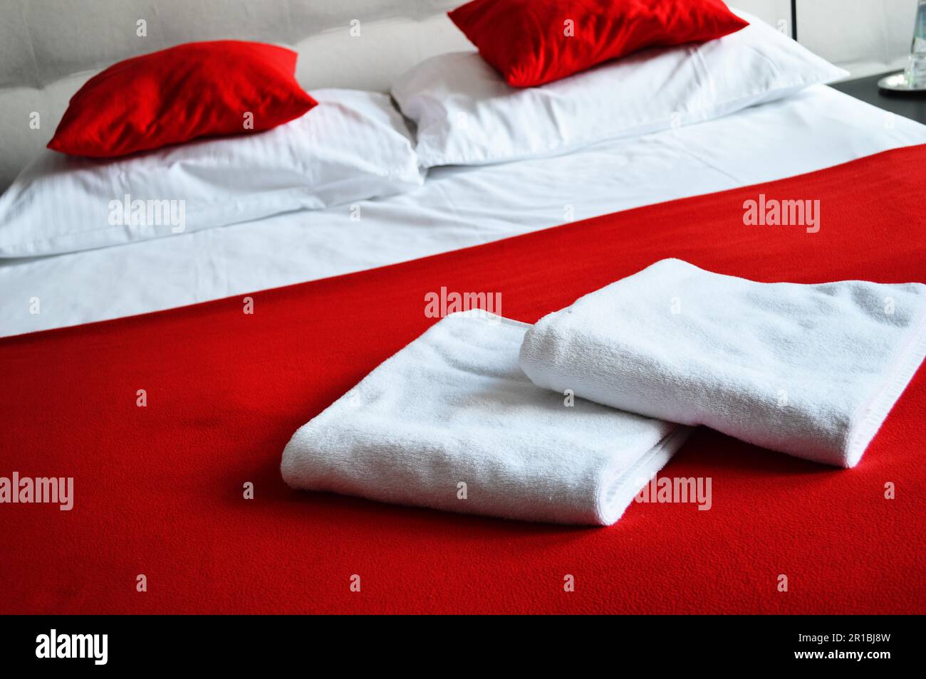 Doppelbett im Hotelzimmer. Unterkunft Stockfoto