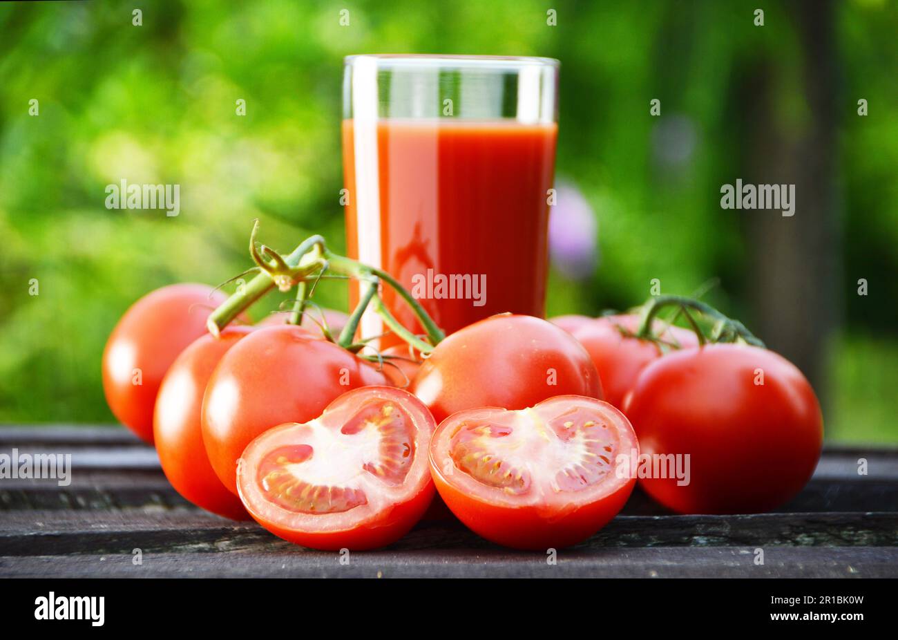 Tomaten und Saft im Garten. Bio-Lebensmittel Stockfoto