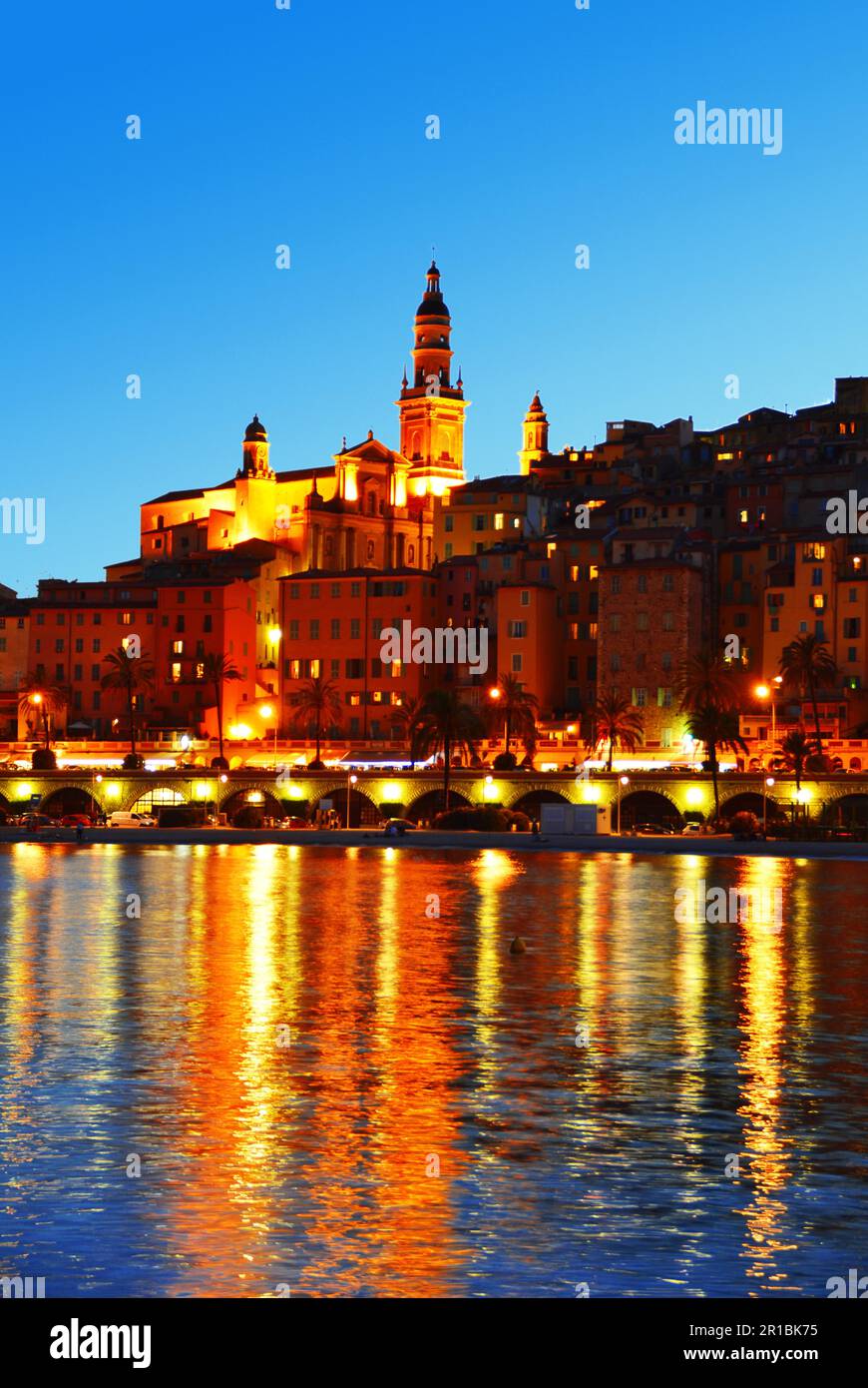 Stadt Menton bei Nacht. Französische Riviera Stockfoto