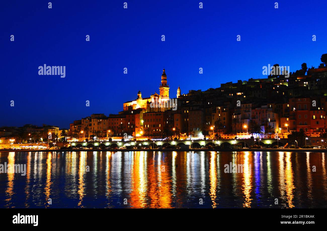 Stadt Menton bei Nacht. Französische Riviera Stockfoto