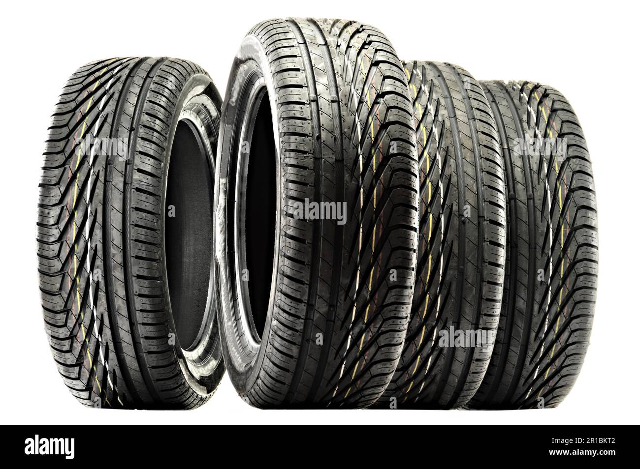 Vier neue schwarze Reifen isoliert auf weißem Hintergrund Stockfoto