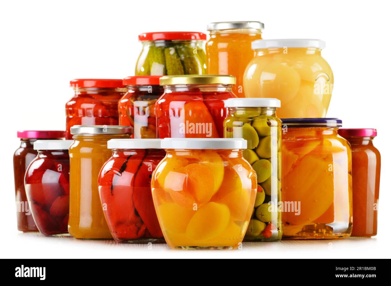Gläser mit fruchtigen Kompotte Marmeladen und eingelegtes Gemüse isoliert auf weißem Hintergrund. Obst Stockfoto