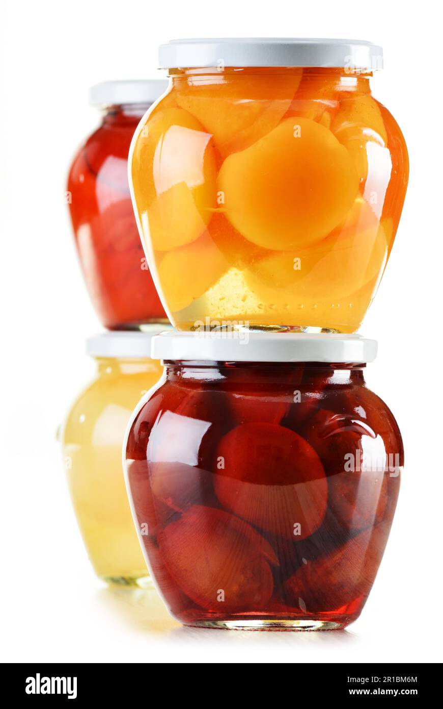 Gläser mit fruchtigen Kompotte isoliert auf weißem Hintergrund. Obst Stockfoto
