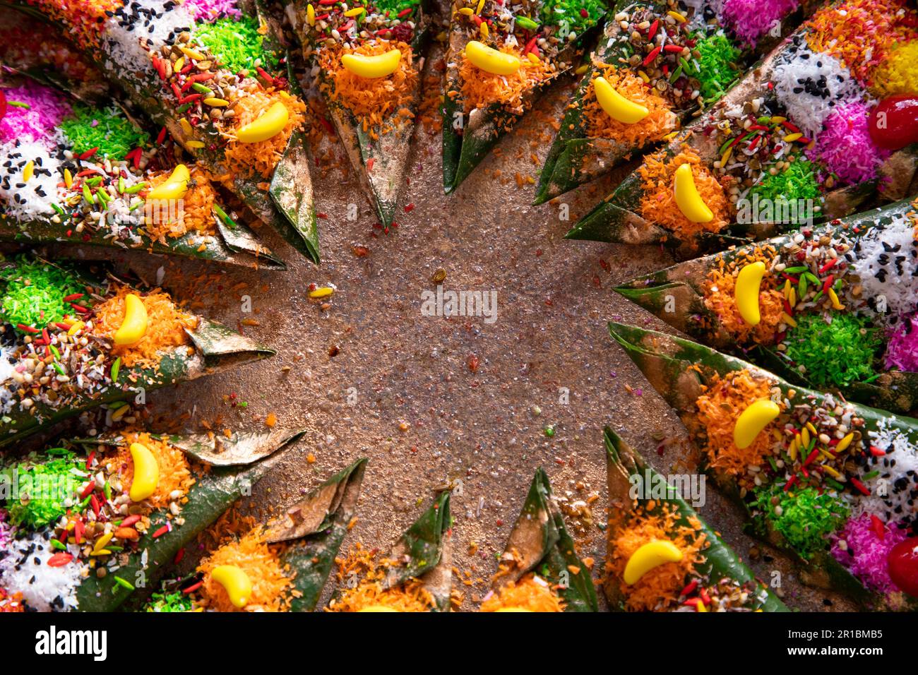 Dekoriert in Bangladesch traditionell garniert, farbenfrohe Masala kasturi paan oder Betelblätter Stockfoto