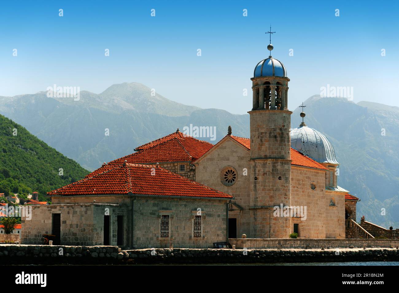 Unsere Frau vom Felsen, eine der beiden Inseln vor der Küste von Perast in der Bucht von Kotor, Montenegro Stockfoto