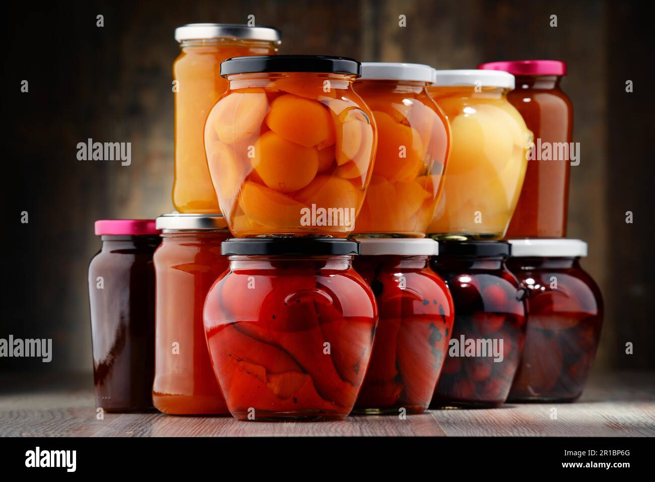 Gläser mit fruchtig-Kompott und Marmeladen. Haltbar gemacht Früchte Stockfoto