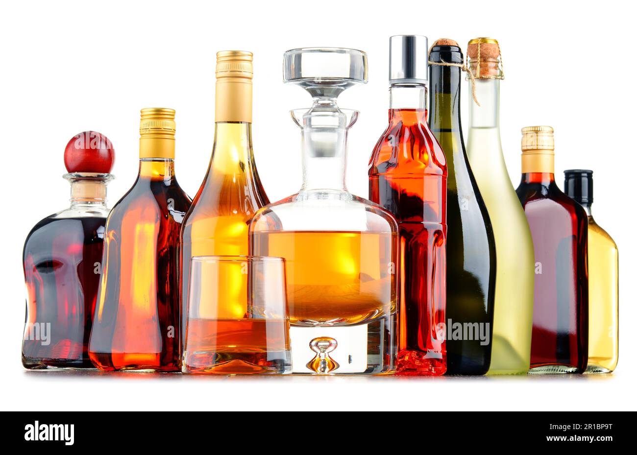 Komposition mit Flaschen von verschiedenen alkoholischen Getränken Stockfoto